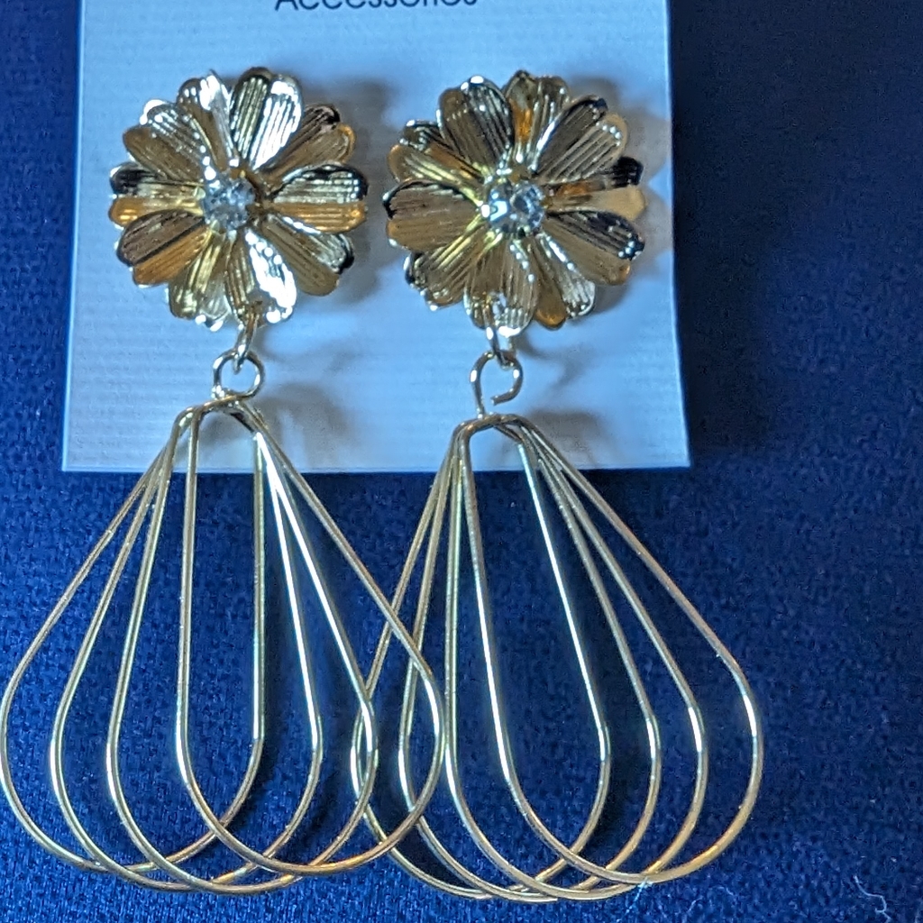 Earrings Gold Color With Faux Diamond Stone 10$